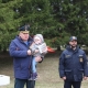 Начальник омского МЧС отметил 9 мая в Усть-Ишиме с ребенком на руках