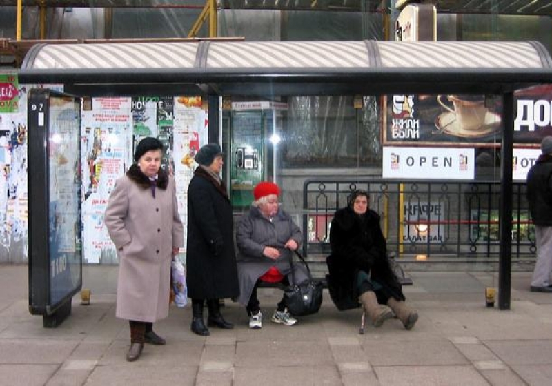 Аня ждет автобус на остановке изобразите. Люди на остановке. Старушка на остановке. Автобусная остановка с людьми. Бабушка на остановке.