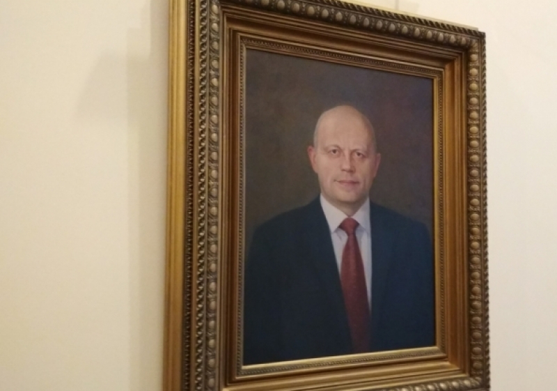 Чей портрет он только год в службе. Галерея портретов руководителей. Портрет висит. Рамка для портрета губернатора. Чей автопортрет висит в кабинете Путина.