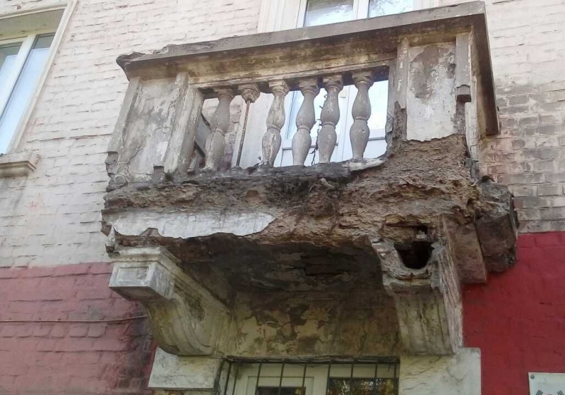 Балкон полуразрушенный. Аварийные балконы на Краснодонской. Следы разрушенного балкона. В Вильнюсе аварийные балконы. Балконы в общежитиях