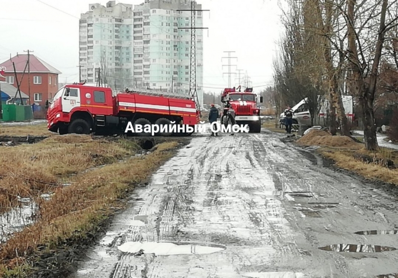 В Омске пожарная машина едва не потонула в грязи | Последние Новости Омска  и Омской области | БК55