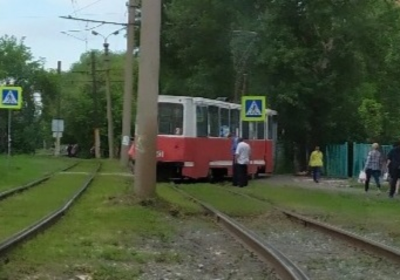 Ходит ли сейчас трамвай 3. В Омске трамвай сошел с рельсов. Третий рельс у трамвая. Саранский трамвай 3. Трамвай 3 СПБ.