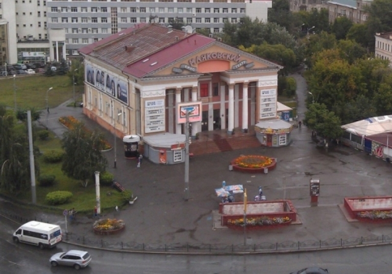 Маяковский омск кинотеатр. Кинотеатр Маяковский Омск. КДЦ Маяковский. Площадь у кинотеатра Маяковского в Омске. Полосы движения Омск кинотеатр Маяковский.