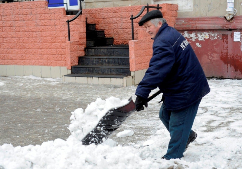 Управляющая компания омск. Уборщик снега фото. Снег с наледью. Последние зимние заморозки. Весна не Весна зимой заморозилась.