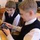 Ученикам еще четырех омских школ придется расставаться со смартфонами в классах