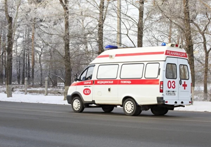 Скорая омск. Машина скорой помощи на улице. Машина скорая Омск. Автомобили скорой медицинской помощи зим. Газель скорая Омск.