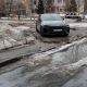 В Омске дорогую иномарку припарковали на тротуаре, поскольку на дороге была лужа