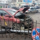 Иномарка в Омске залетела на тротуар и сбила пешехода