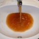 Жители Кормиловки пожаловались Бастрыкину на ржавую воду из-под крана