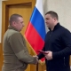 Губернатор вручил бойцам в зоне СВО награды и технику