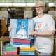 Омская библиотека получила комплекты книг для слабовидящих детей от ОНПЗ «Газпром нефти»