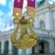 Омск представил медали для Сибирского международного марафона в виде лиры