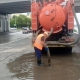 Более 800 кубометров воды откачали с дорог Омска за сутки