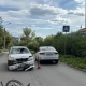 Возле ОмГУ юный мотоциклист столкнулся с двумя легковыми иномарками