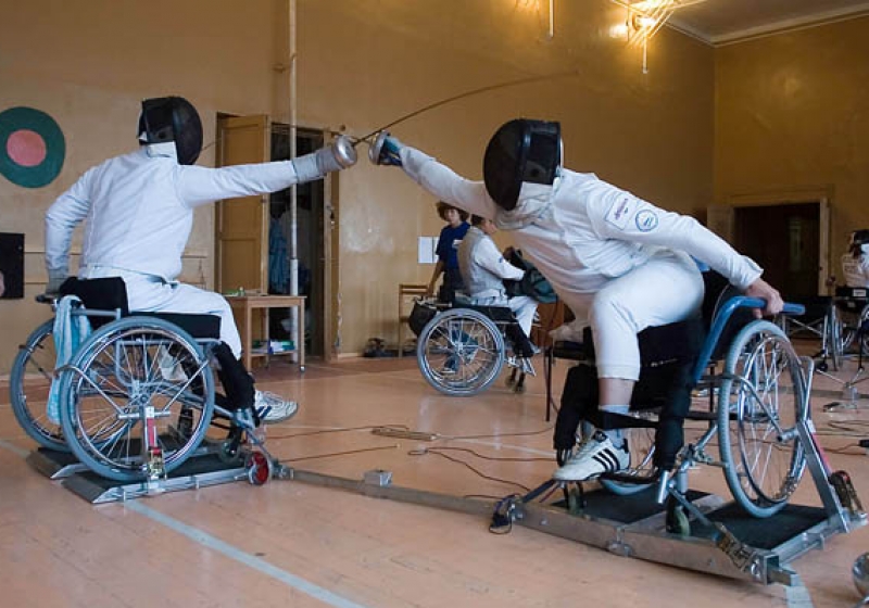 Организации занимающиеся инвалидами. Фехтование на колясках Паралимпийские игры. Фехтование для инвалидов. Фехтование колясочников. Спорт для инвалидов.
