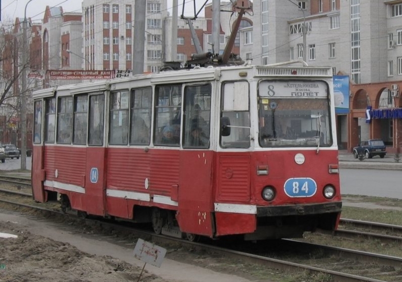 В первом трамвае было в 3 раза. Омск трамвай маршрут 1. Трамвай парк Омска. Модернизированные трамваи Омск. Трамвайный парк 5.