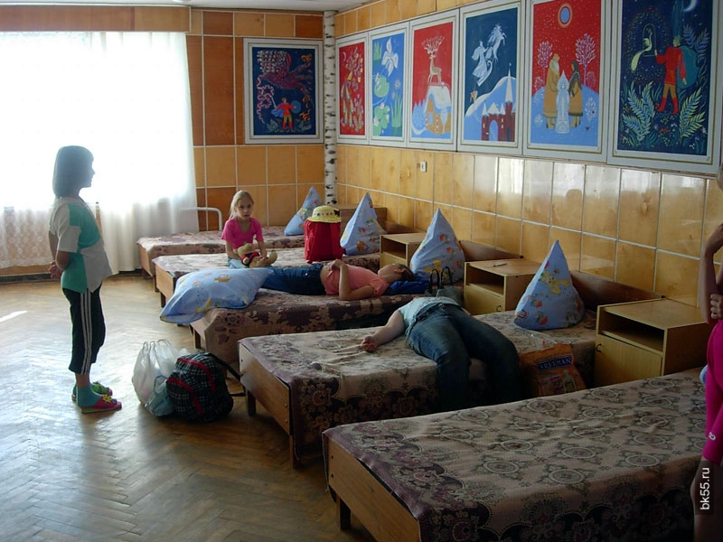 Первый день ребенок в лагере. Шелковской лагерь Радуга. Комната в лагере. Спальня в детском лагере. Комнаты в детских лагерях.