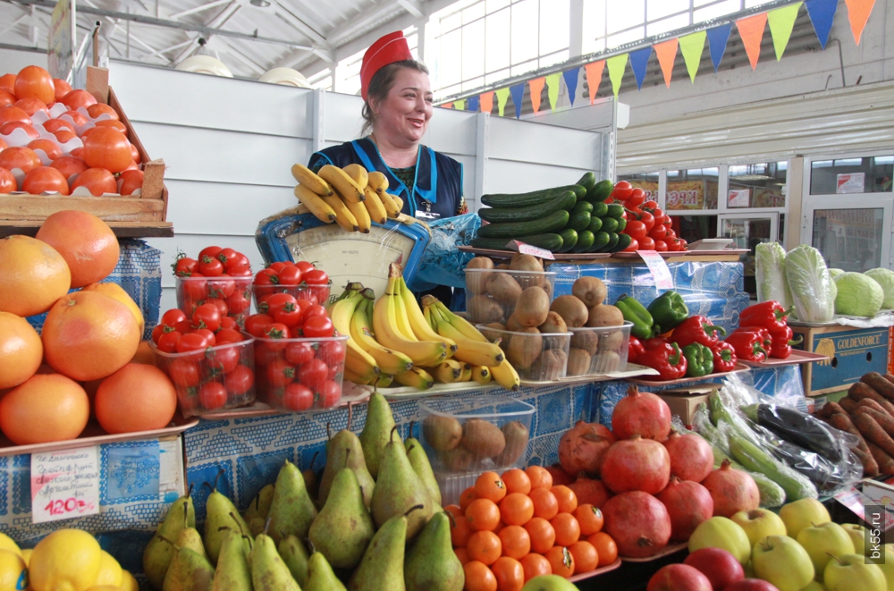 Купить овощи ростов. Фрукты на рынке. Овощи на рынке. Прилавок с фруктами. Овощи и фрукты на рынке.