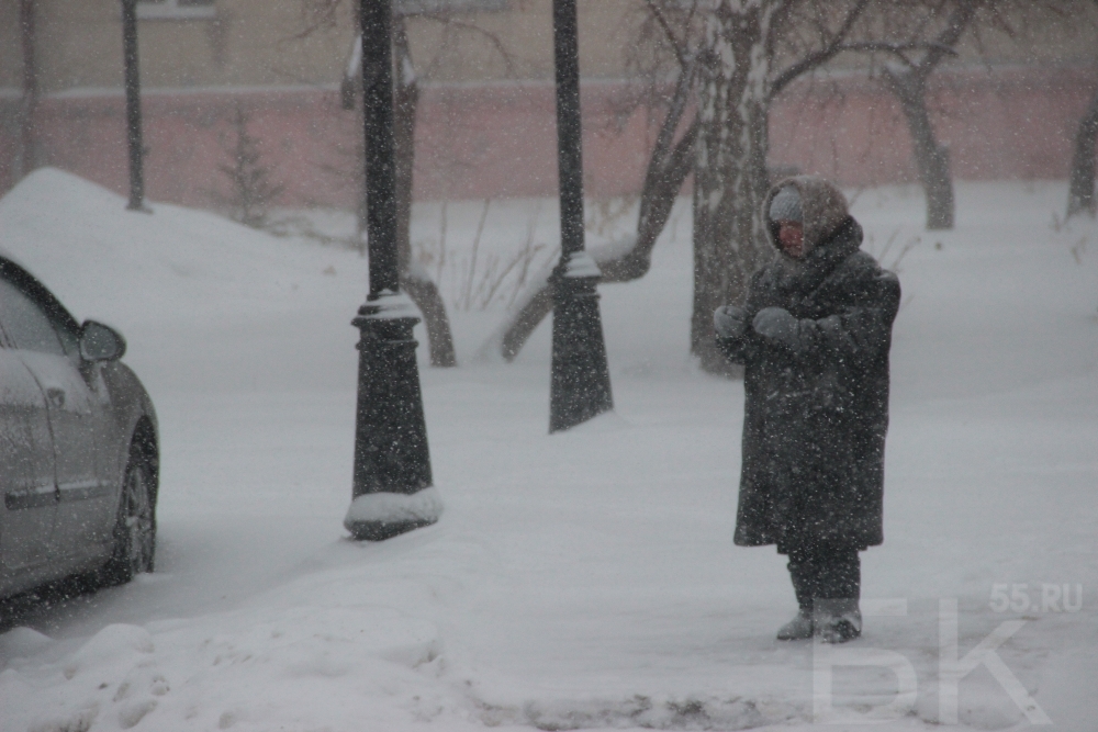 Сегодня на улице сильный мороз. Сильный Мороз Омск. Люди зимы. Мороз на улице. Человек на морозе.