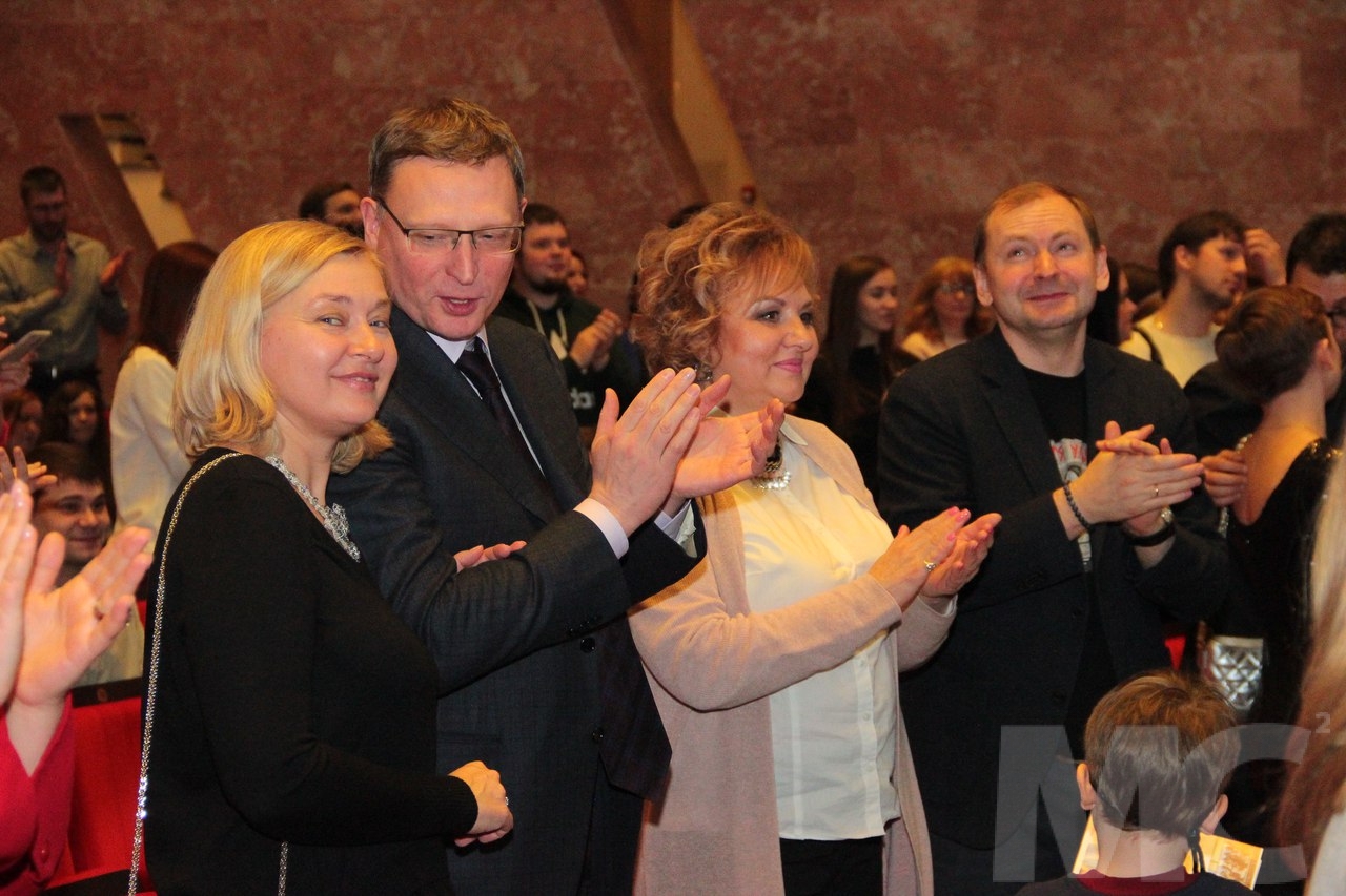 Семья буркова. Жена буркова губернатора омска. Жена буркова губернатора. Семья буркова. Семья буркова.