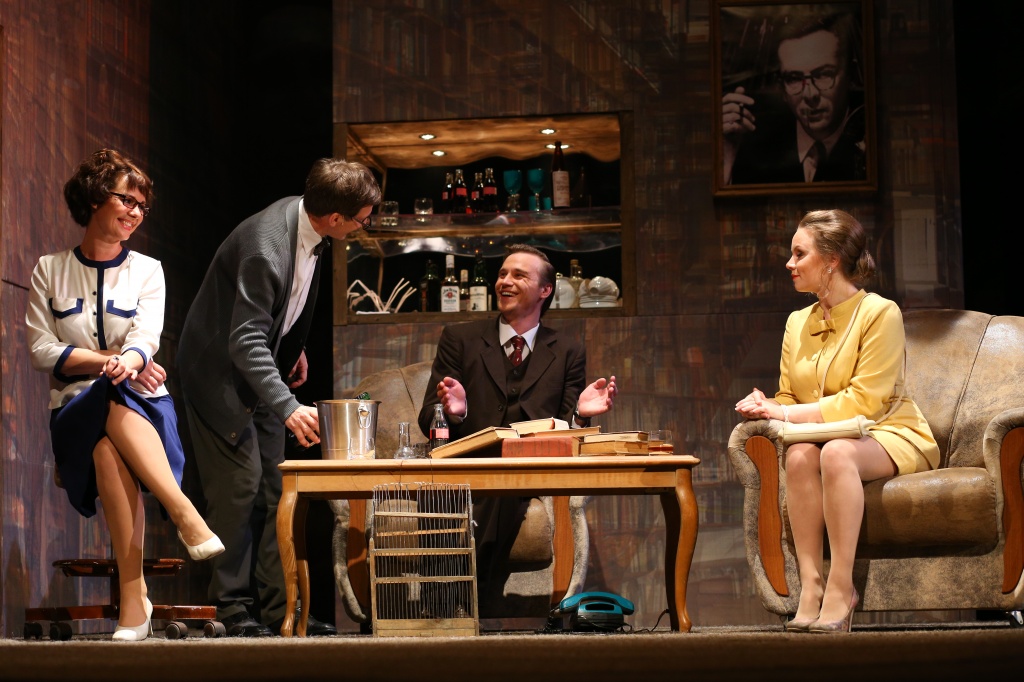 спектакль «кто боится вирджинии вулф?» мтюз. евгений миронов и новин. не боюсь вирджинии вульф спектакль. кто боится вирджинии вульф театр наций. вирджиния вульф театр.