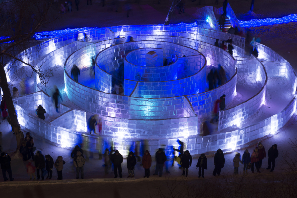 Посмотри ка на этот ледовый лабиринт. Каток-Лабиринт, Омск. Ледяной Лабиринт Подмосковье 2021. Ледяные развлечения для детей. Ледяные скульптуры лабиринты.
