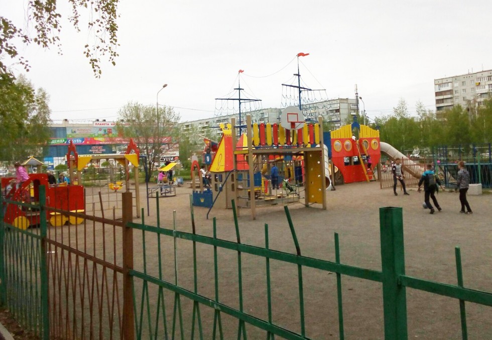 В Омске детскую площадку закрыли «на реконструкцию», но за месяц работы так  и не начали | Последние Новости Омска и Омской области | БК55