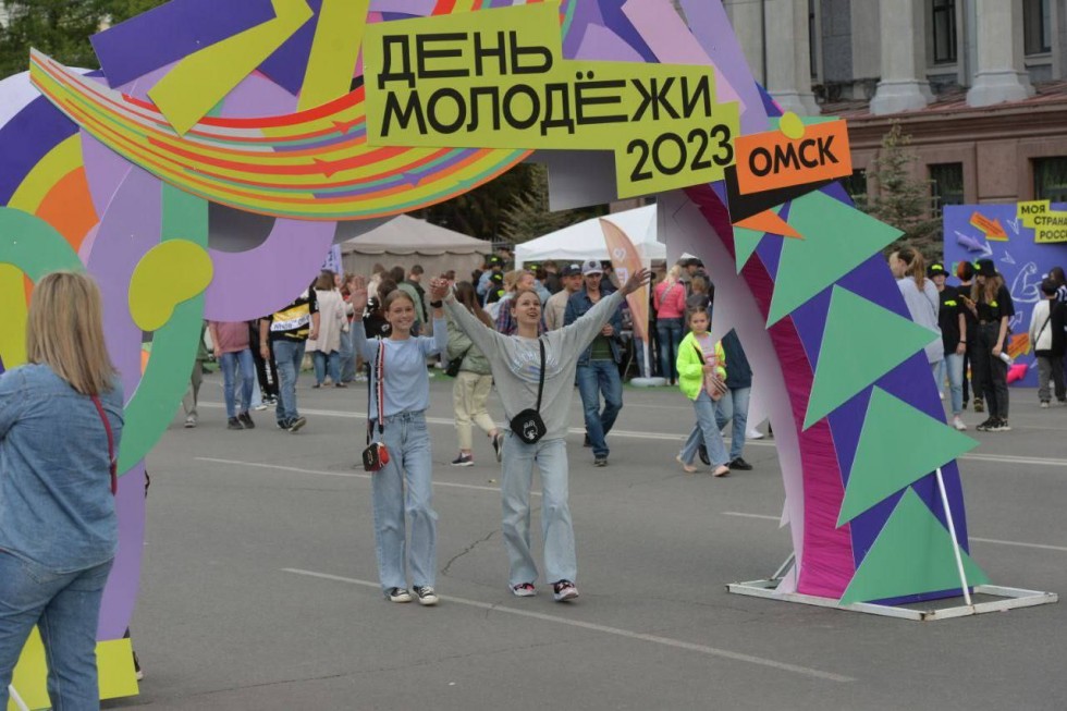 День молодежи омск. С днем молодежи. Праздник на площади. Праздничная площадь.