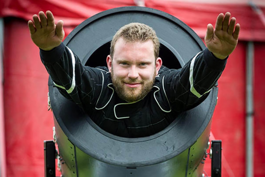 Скульптура бегун в афинах. 8 невероятных. Новое здание театра камала в казани. 8 невероятных. Самые невероятные вещи.