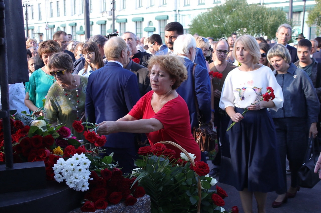 Где открыли памятник ульянову михаилу. Памятник Ульянову в Омске. Памятник Михаилу Ульянову в Таре. Памятник Михаилу Ульянову в Москве.